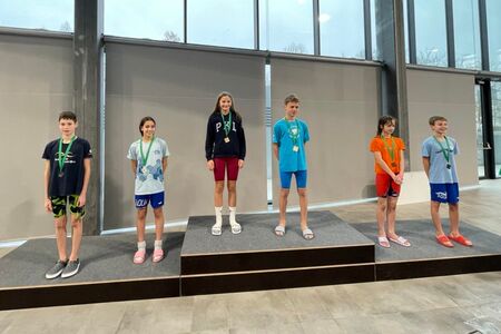 Calcitovi plavalci na zmagovalnih stopničkah mitinga »Miklavž 2025«.jpg