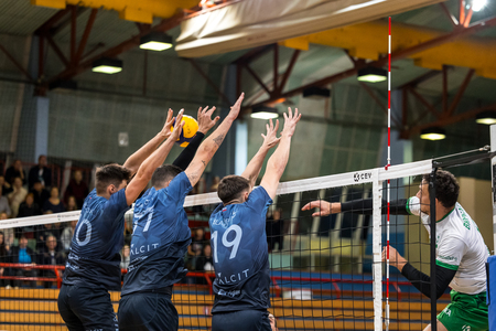 Calcit Volley v bloku