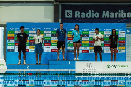 Ivana Lukan na stopničkah_1.mesto